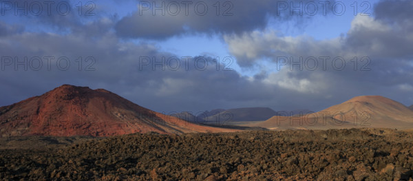 Espagne, Iles Canaries, Lanzarote, le volcan Bermeja vue depuis la pierre basalmique, le magma de pierres ponces / Spain, Canary Islands, Lanzarote, Bermeja volcano seen from the basaltic stone, pumice magma /