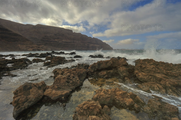 Espagne, Iles Canaries, Lanzarote, Haria, paysage cotier la Cueva de Orzola / Spain, Canary Islands, Lanzarote, Haria, Cueva de Orzola coastal landscape /