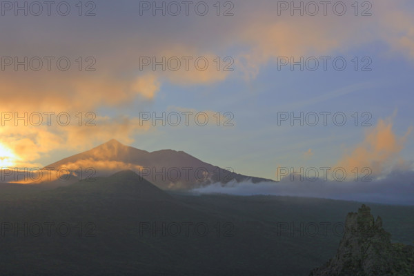 Espagne, iles Canaries, Tenerife, parc National du Teide, paysage avec le volcan du Teide au coucher du soleil / Spain, Canary Islands, Tenerife, Teide National Park, landscape with the Teide volcano at sunset /