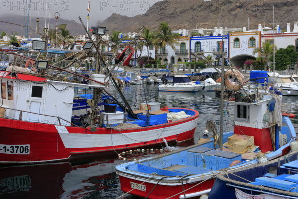 Espagne, Iles Canaries, Grande Canaries, Puerto de Mogan, le port de pêche, station balnéaire / Spain, Canary Islands, Gran Canaria, Puerto de Mogan, fishing port, seaside resort /