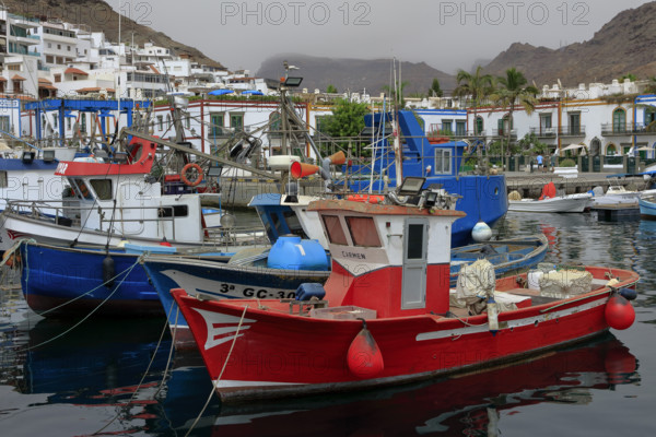 Espagne, Iles Canaries, Grande Canaries, Puerto de Mogan, le port de pêche, station balnéaire / Spain, Canary Islands, Gran Canaria, Puerto de Mogan, fishing port, seaside resort /
