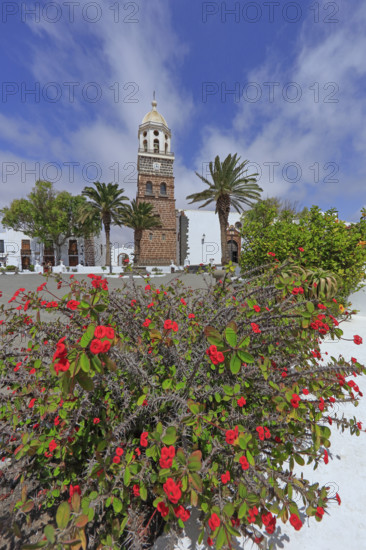 Espagne, Iles Canaries, Lanzarote, Teguise, église San Miguel, l'une des plus anciennes des Canaries / Spain, Canary Islands, Lanzarote, Teguise, San Miguel church, one of the oldest in the Canaries /