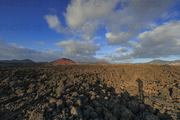 Espagne, Iles Canaries, Lanzarote, le volcan Bermeja vue depuis la pierre basalmique, le magma de pierres ponces / Spain, Canary Islands, Lanzarote, Bermeja volcano seen from the basaltic stone, pumice magma /