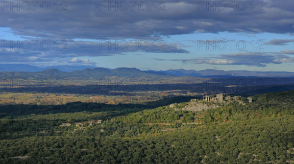 France, Gard(30) Allègre-les-Fumades, le château classé MH, espace naturel Natura 2000, les Garrigues de Lussan / France, Gard Allègre-les-Fumades, the MH listed castle, Natura 2000 natural area, Les Garrigues de Lussan