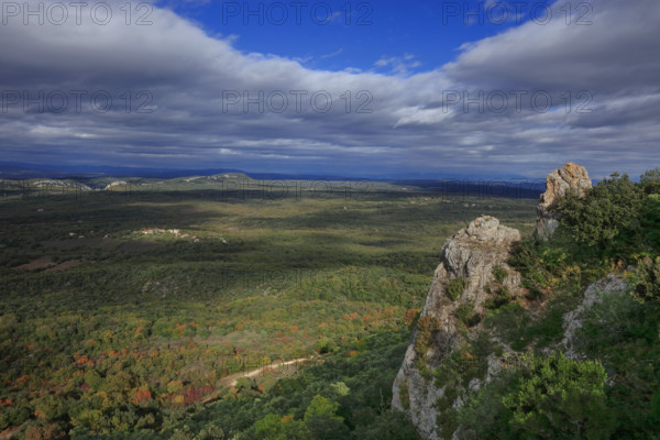 France, Gard(30) Occitanie, Brouzet-Lès-Alès, le massif du Mont Bouquet, la Tour du Castellas, paysage gardois, Cévenol / France, Gard Occitanie, Brouzet-Lès-Alès, the Mont Bouquet massif, the Castellas Tower, Gard landscape, Cévenol /