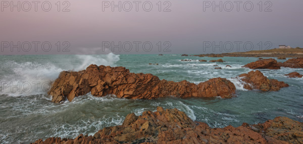 France, Manche (50) Omonville-la-Rogue, la pointe de Jardeheu l'anse ST-Martin au soleil couchant / France, Manche Omonville-la-Rogue, the Jardeheu point, the ST-Martin cove at sunset