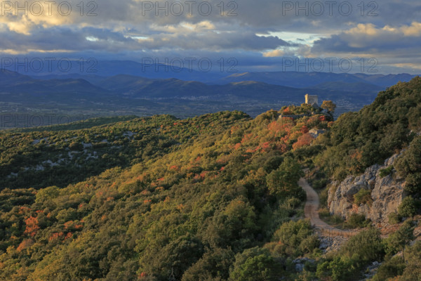 France, Gard(30) Occitanie, Brouzet-Lès-Alès, le massif du Mont Bouquet, la Tour du Castellas, paysage gardois, Cévenol / France, Gard Occitanie, Brouzet-Lès-Alès, the Mont Bouquet massif, the Castellas Tower, Gard landscape, Cévenol /