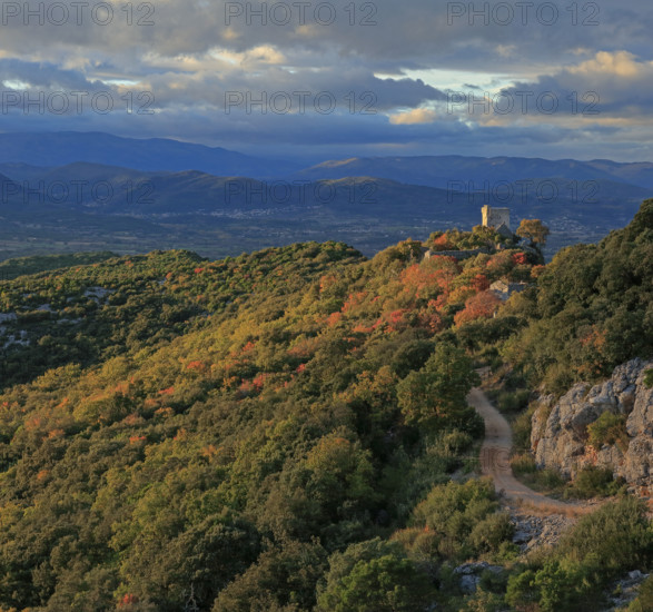 France, Gard(30) Occitanie, Brouzet-Lès-Alès, le massif du Mont Bouquet, la Tour du Castellas, paysage gardois, Cévenol / France, Gard Occitanie, Brouzet-Lès-Alès, the Mont Bouquet massif, the Castellas Tower, Gard landscape, Cévenol /