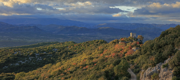 France, Gard(30) Occitanie, Brouzet-Lès-Alès, le massif du Mont Bouquet, la Tour du Castellas, paysage gardois, Cévenol / France, Gard Occitanie, Brouzet-Lès-Alès, the Mont Bouquet massif, the Castellas Tower, Gard landscape, Cévenol /