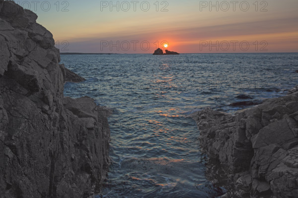 France, Manche (50) Omonville-la-Rogue, la pointe de Jardeheu l'anse ST-Martin au soleil couchant / France, Manche Omonville-la-Rogue, the Jardeheu point, the ST-Martin cove at sunset