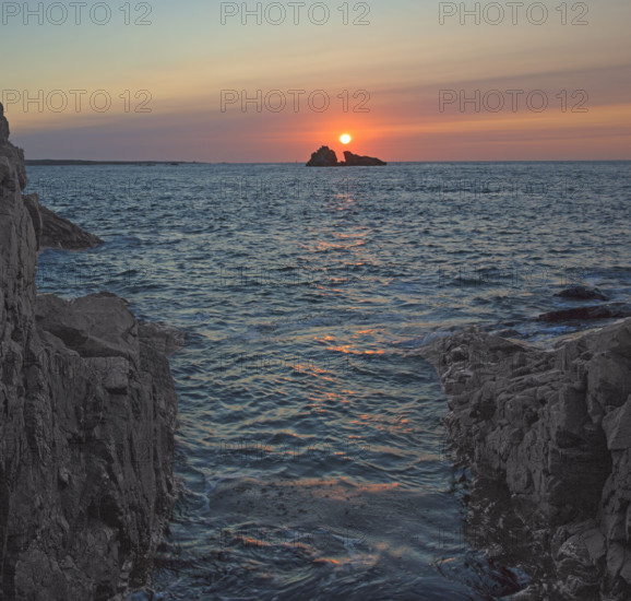 France, Manche (50) Omonville-la-Rogue, la pointe de Jardeheu l'anse ST-Martin au soleil couchant / France, Manche Omonville-la-Rogue, the Jardeheu point, the ST-Martin cove at sunset