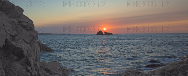 France, Manche (50) Omonville-la-Rogue, la pointe de Jardeheu l'anse ST-Martin au soleil couchant / France, Manche  Omonville-la-Rogue, the Jardeheu point, the ST-Martin cove at sunset