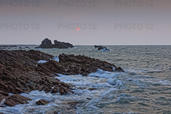 France, Manche (50) Omonville-la-Rogue, la pointe de Jardeheu l'anse ST-Martin au soleil couchant / France, Manche Omonville-la-Rogue, the Jardeheu point, the ST-Martin cove at sunset