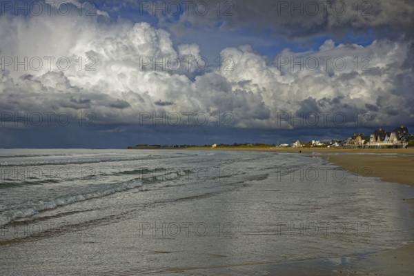 France, Manche (50) Urville-Nacqueville, la plage, le bord de mer reflet céléste sur le sable, ciel nuageux /France, Manche, Urville-Nacqueville, the beach, the seaside, celestial reflection on the sand, cloudy sky /