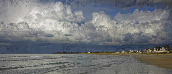 France, Manche (50) Urville-Nacqueville, la plage, le bord de mer reflet céléste sur le sable, ciel nuageux /France, Manche, Urville-Nacqueville, the beach, the seaside, celestial reflection on the sand, cloudy sky /