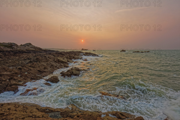 France, Manche (50) Omonville-la-Rogue, la pointe de Jardeheu l'anse ST-Martin au soleil couchant / France, Manche Omonville-la-Rogue, the Jardeheu point, the ST-Martin cove at sunset
