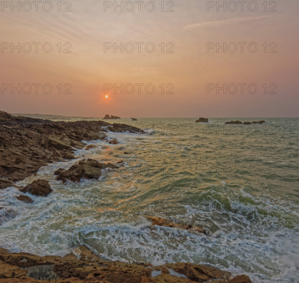 France, Manche (50) Omonville-la-Rogue, la pointe de Jardeheu l'anse ST-Martin au soleil couchant / France, Manche Omonville-la-Rogue, the Jardeheu point, the ST-Martin cove at sunset