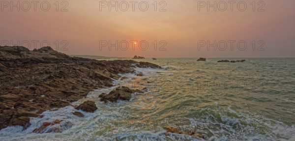 France, Manche (50) Omonville-la-Rogue, la pointe de Jardeheu l'anse ST-Martin au soleil couchant / France, Manche Omonville-la-Rogue, the Jardeheu point, the ST-Martin cove at sunset