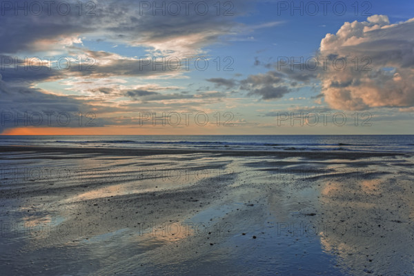 France, Manche (50) Urville-Nacqueville, la plage, le bord de mer reflet céléste sur le sable / France, Manche Urville-Nacqueville, the beach, the seaside, celestial reflection on the sand