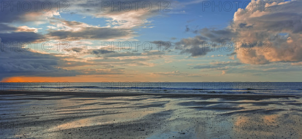 France, Manche (50) Urville-Nacqueville, la plage, le bord de mer reflet céléste sur le sable / France, Manche Urville-Nacqueville, the beach, the seaside, celestial reflection on the sand