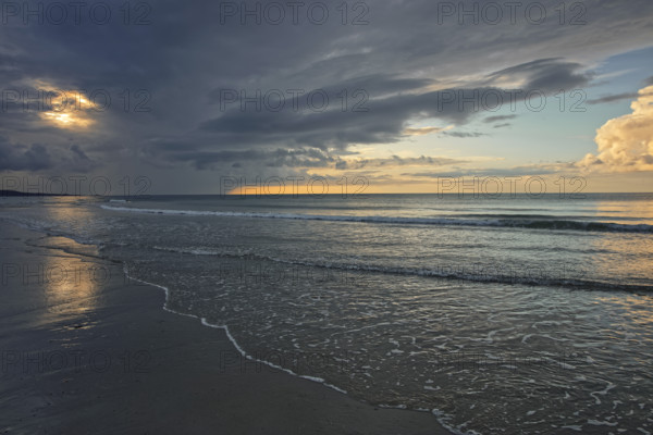 France, Manche (50) Urville-Nacqueville, la plage, le bord de mer reflet céléste sur le sable, ciel nuageux /France, Manche, Urville-Nacqueville, the beach, the seaside, celestial reflection on the sand, cloudy sky /