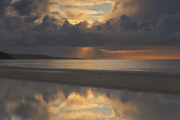 France, Manche (50) Urville-Nacqueville, la plage, le bord de mer reflet céléste sur le sable, ciel nuageux /France, Manche, Urville-Nacqueville, the beach, the seaside, celestial reflection on the sand, cloudy sky /