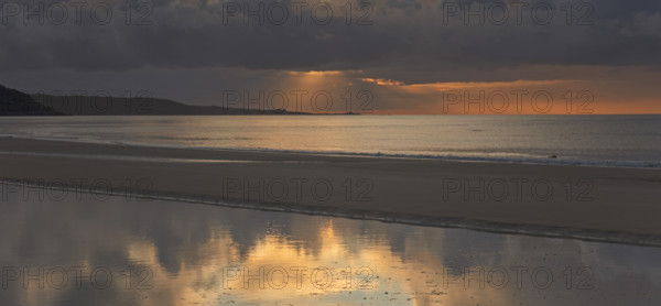 France, Manche (50) Urville-Nacqueville, la plage, le bord de mer reflet céléste sur le sable, ciel nuageux /France, Manche, Urville-Nacqueville, the beach, the seaside, celestial reflection on the sand, cloudy sky /