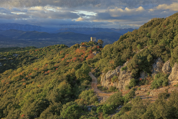France, Gard(30) Occitanie, Brouzet-Lès-Alès, le massif du Mont Bouquet, la Tour du Castellas, paysage gardois, Cévenol / France, Gard Occitanie, Brouzet-Lès-Alès, the Mont Bouquet massif, the Castellas Tower, Gard landscape, Cévenol /