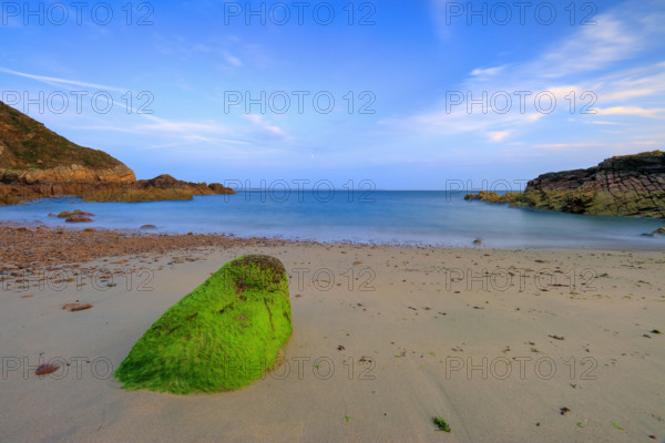 France, Manche (50) Jobourg, littoral maritime de la Hague proche du Nez-de-Jobourg, plage et récif vert / France, Manche Jobourg, maritime coast of La Hague near Nez-de-Jobourg, beach and green reef /