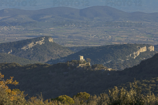 France, Gard(30) Occitanie, Brouzet-Lès-Alès, le massif du Mont Bouquet, la Tour du Castellas, paysage gardois, Cévenol / France, Gard Occitanie, Brouzet-Lès-Alès, the Mont Bouquet massif, the Castellas Tower, Gard landscape, Cévenol /