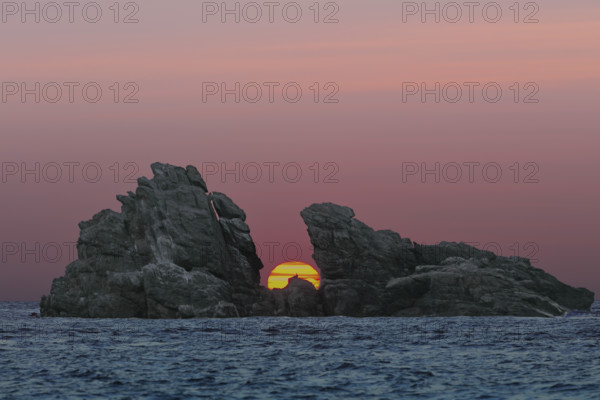 France, Manche (50) Omonville-la-Rogue, la pointe de Jardeheu l'anse ST-Martin au soleil se couchant entre deux rochers / France, Manche Omonville-la-Rogue, the Jardeheu point, the ST-Martin cove at sunset between two rocks /