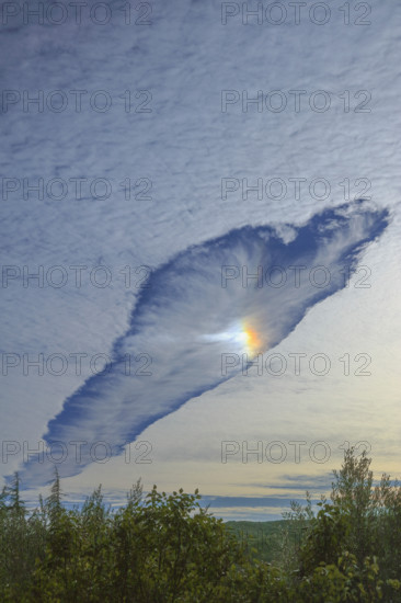 France, Gard, trou de Virgas, dans un ciel de Cirrocumulus / France, Gard, Virgas hole, in a Cirrocumulus sky
