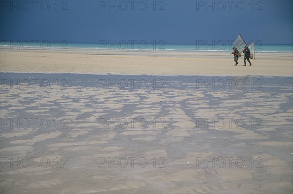 France, Normandie, calvados, ouistreham, ciel charge, pecheurs de crevettes de retour de peche, maree basse, orage,