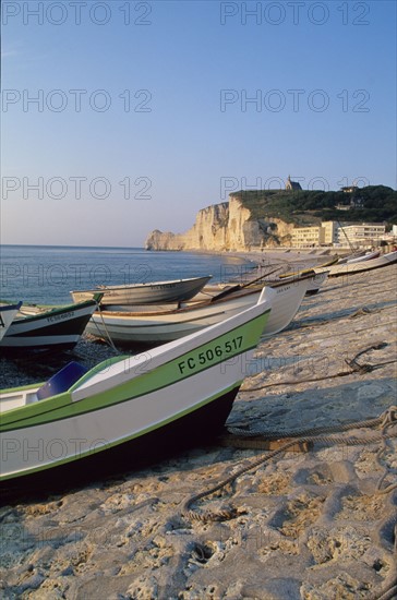 France, Normandie, Seine Maritime, etretat, falaises, falaise d'amont, plages, doris, barques colorees,