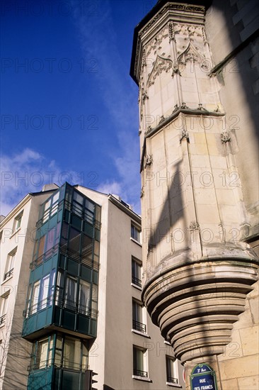 France, Paris 4e, le marais, tourelle en encorbellement de l'hotel herouet, angle rue vieille du temple et rue des francs bourgeois