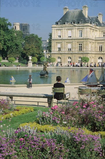 France, Paris 6e, jardin du Luxembourg, massif de fleurs, bassin, palais du Luxembourg, senat, architecte salomon de la brosse,