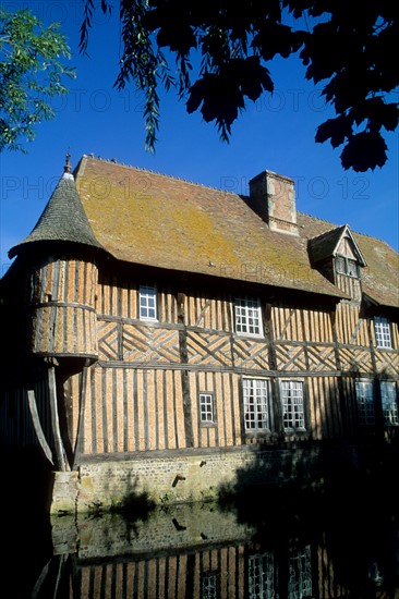 France, Basse Normandie, calvados, pays d'auge, manoir de coupesarte, construction a pans de bois, douves, tourelle, colombages,