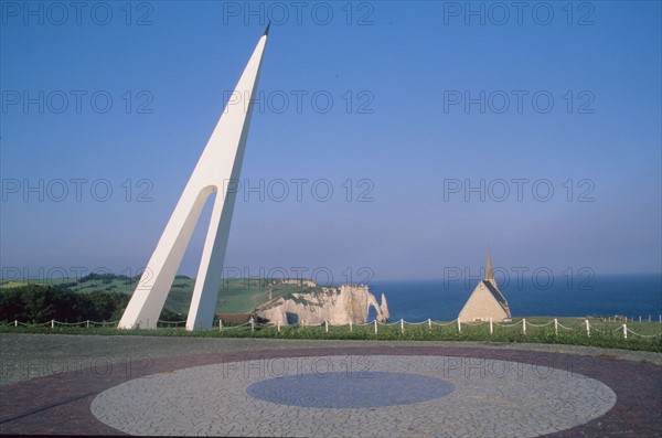 France, Normandie, Seine Maritime, etretat, falaises, falaise d'aval, arche, aiguille, falaise d'amont, monument hommage a nungesser et coli, chapelle,