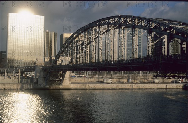 france, Paris 12, pont d'austerlitz, immeuble, quai de la rapee, soleil couchant,