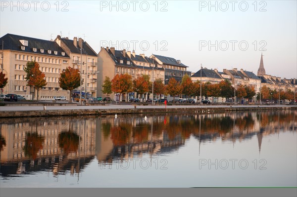 France, Normandie, calvados, caen, bassin saint pierre, bateaux, plaisance, voiliers, mats, reflet dans l'eau, immeubles quai de vendeuvre,