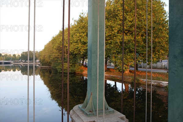 France: Normandie, calvados, caen, rives de l'orne, barrage, cables, reflets des arbres dans l'eau,