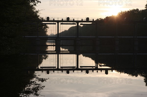 France: Normandie, calvados, caen, rives de l'orne, barrage, cables, reflets des arbres dans l'eau,