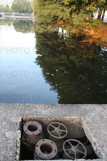 France: Normandie, calvados, caen, rives de l'orne, barrage, cables, reflets des arbres dans l'eau, cours caffarelli