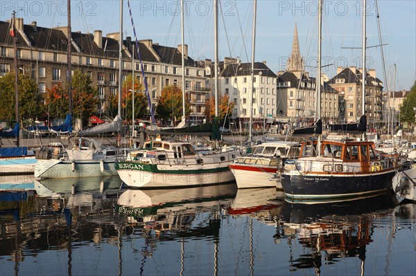 France, Normandie, calvados, caen, bassin saint pierre, bateaux, plaisance, voiliers, mats, reflet dans l'eau, immeubles quai de vendeuvre,