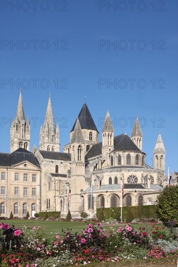 France, Normandie, calvados, caen, abbaye aux hommes, hotel de ville, mairie, chevet de l'eglise saint etienne, Guillaume le Conquerant, jardin, fleur, parterre, esplanade,