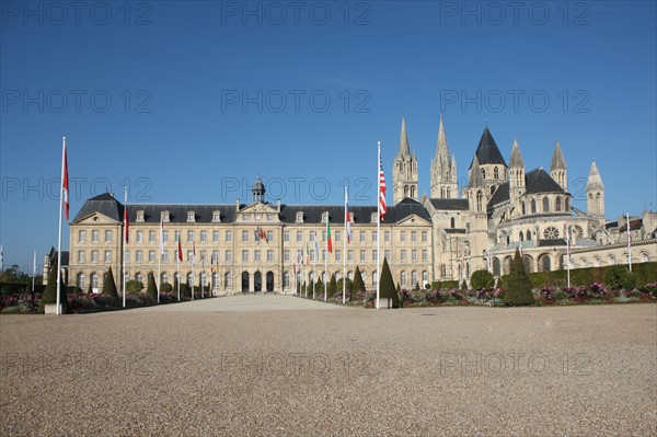 France, Normandie, calvados, caen, abbaye aux hommes, hotel de ville, mairie, eglise saint etienne, Guillaume le Conquerant, jardin, fleur, parterre, esplanade,