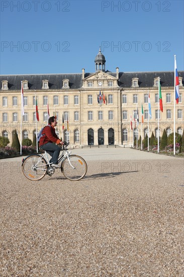 France, Normandie, calvados, caen, abbaye aux hommes, hotel de ville, mairie, Guillaume le Conquerant, jardin, fleur, parterre, esplanade, velo, cycliste, passant,