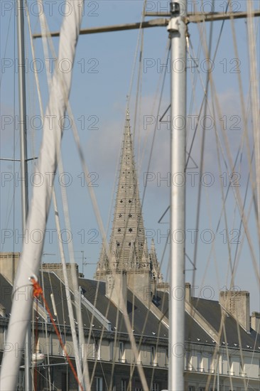 France, Normandie, calvados, caen, bassin saint pierre: port de plaisance, mats et drisses, clocher de l'eglise saint pierre,