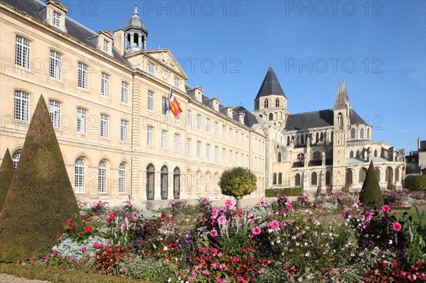 France, Normandie, calvados, caen, abbaye aux hommes, hotel de ville, mairie, chevet de l'eglise saint etienne, Guillaume le Conquerant, jardin, fleur, parterre, esplanade,