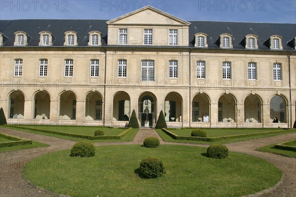 France: Normandie, calvados, caen, abbaye aux dames, conseil regional Basse Normandie, jardins, buis tailles, arcades, administration,